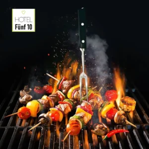 BBQ Sommer. Auf dem Bild sind bunte Grillspieße mit Gemüse und Fleisch zu sehen, die auf einem glühenden Grill brutzeln. Flammen züngeln auf und erzeugen eine lebendige, appetitliche Atmosphäre. Ein Grillbesteck mit schwarzem Griff steht inmitten der Spieße. Im oberen linken Bereich ist das Logo des "Hotel Fünf 10" sichtbar. Das Bild vermittelt ein Gefühl von Genuss und geselligem Beisammensein beim Grillen
