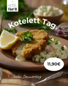 Kotelett Tag. Ein rustikaler Holzuntergrund zeigt einen Teller mit knusprigem Kotelett, garniert mit frischem Blattgrün und einer Zitronenscheibe. Neben dem Kotelett liegt eine Portion cremiger Kartoffelsalat, verfeinert mit Kräutern. Der Text „Kotelett Tag“ hebt das Angebot hervor, während der Preis von 11,90€ gut sichtbar ist. Im Hintergrund sind weitere Beilagen und eine Gabel zu erkennen.