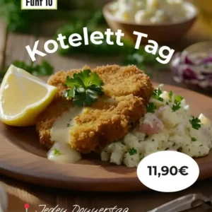 Kotelett Tag. Ein rustikaler Holzuntergrund zeigt einen Teller mit knusprigem Kotelett, garniert mit frischem Blattgrün und einer Zitronenscheibe. Neben dem Kotelett liegt eine Portion cremiger Kartoffelsalat, verfeinert mit Kräutern. Der Text „Kotelett Tag“ hebt das Angebot hervor, während der Preis von 11,90€ gut sichtbar ist. Im Hintergrund sind weitere Beilagen und eine Gabel zu erkennen.