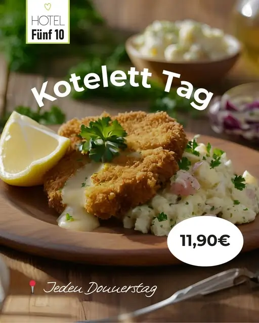 Kotelett Tag. Ein rustikaler Holzuntergrund zeigt einen Teller mit knusprigem Kotelett, garniert mit frischem Blattgrün und einer Zitronenscheibe. Neben dem Kotelett liegt eine Portion cremiger Kartoffelsalat, verfeinert mit Kräutern. Der Text „Kotelett Tag“ hebt das Angebot hervor, während der Preis von 11,90€ gut sichtbar ist. Im Hintergrund sind weitere Beilagen und eine Gabel zu erkennen.