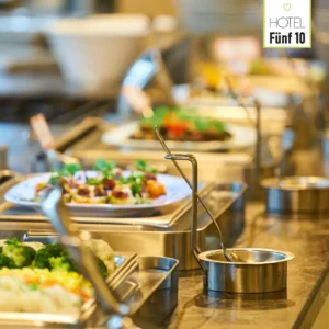 Nahaufnahme eines warmen Buffets mit verschiedenen festlich angerichteten Speisen im Hotel Fünf10.