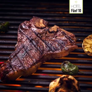 Saftiges Steak auf dem Grill mit Gemüse – Hotel Fünf10 BBQ.